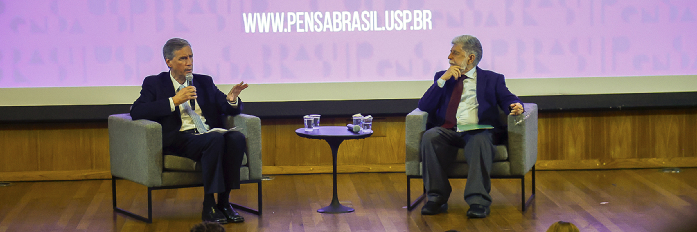 O embaixador Celso Amorim e o professor Pedro Dallari na conferência de abertura do USP Pensa Brasil 2025, dia 29.09