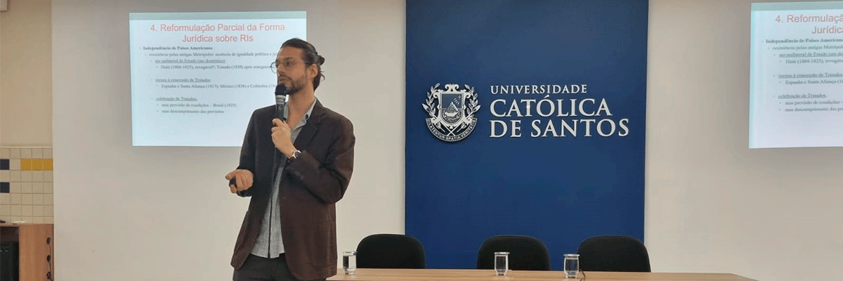 Em 27.02.2025, o professor Arthur Capella, do IRI/USP, proferiu a aula inaugural do Programa de Pós-graduação em Direito da Universidade Católica de Santos (Santos)