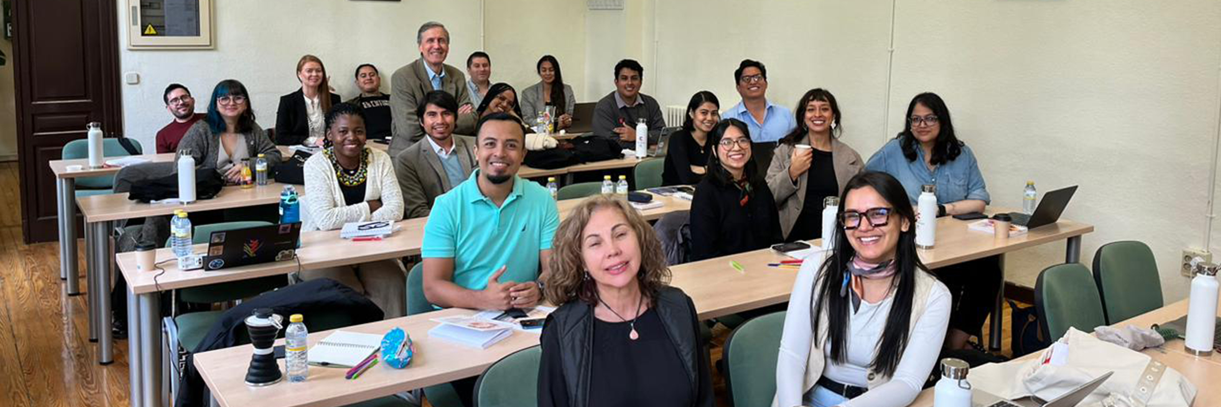 O Prof. Pedro Dallari com grupo de alunos de curso que ministrou na Universidade Complutense de Madri, em outubro de 2025
