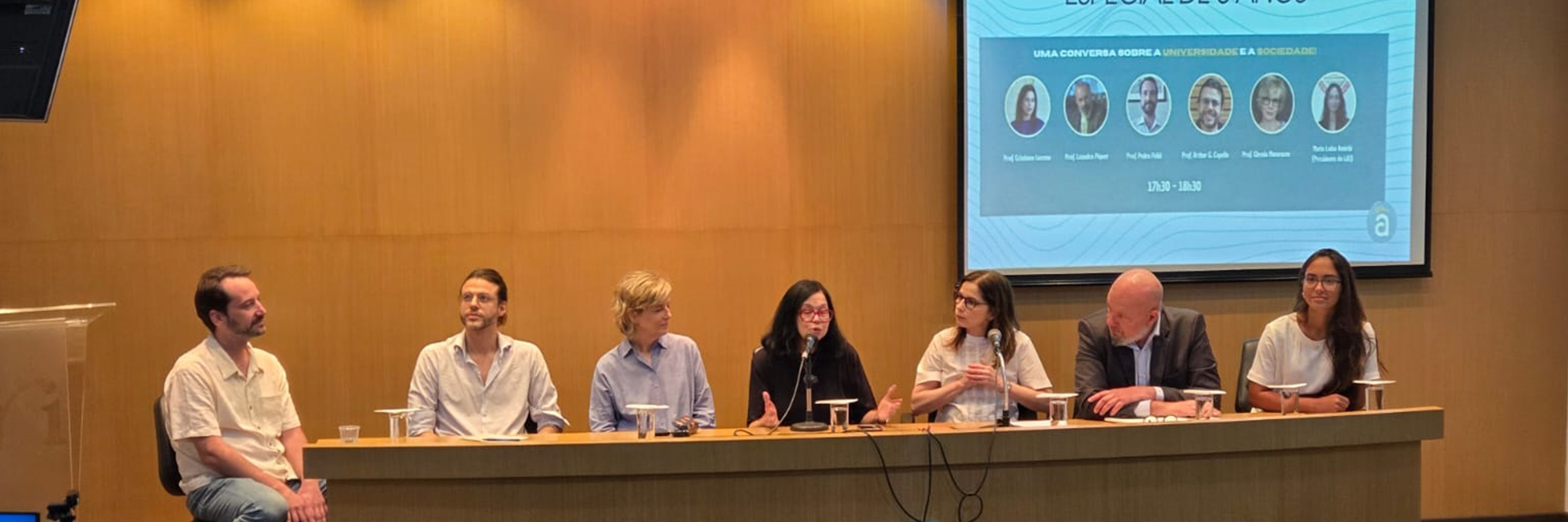 No dia 17.03 aconteceu o Seminário “Universidade e Sociedade”, organizado pela professora Cristiane Lucena, com o objetivo de destacar iniciativas que aproximam a produção acadêmica da sociedade